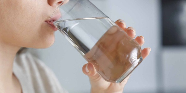 Bere acqua calda al mattino fa davvero bene?