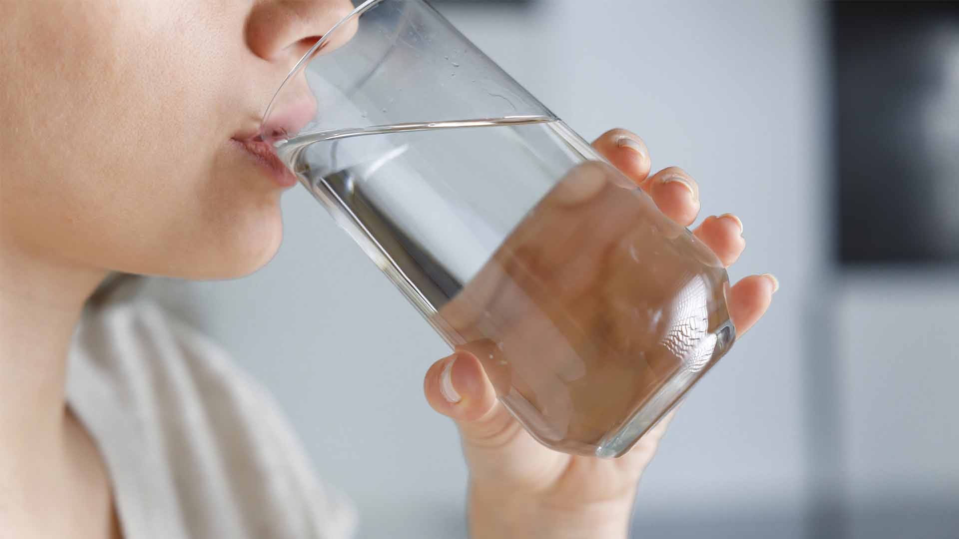 Bere acqua calda al mattino fa davvero bene?